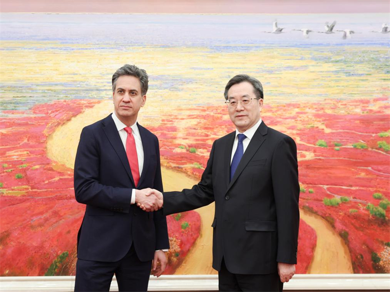 Ο Αντιπρ?εδρο? τη? κινεζικ?? κυβ?ρνηση?, Ντινγκ Σουεσι?νγκ, συναντ?θηκε τη Δευτ?ρα στο Πεκ?νο με τον ?ντ Μ?λιμπαντ, Υπουργ? Εν?ργεια? κα Μηδενικ?ν Εκπομπ?ν του Ηνωμ?νου Βασιλε?ου. (Φωτογραφ?α / Xinhua)