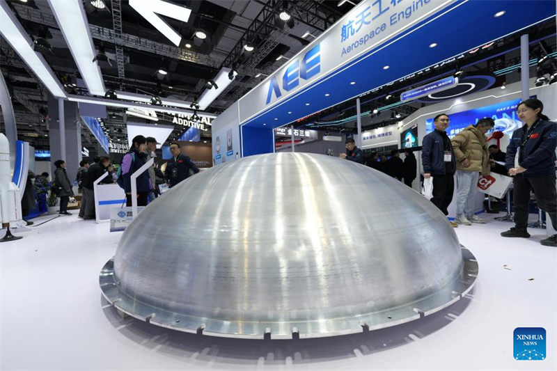 ?να τρισδι?στατα εκτυπωμ?νο εξ?ρτημα δεξαμεν?? καυσ?μων για π?ραυλο εκτ?θεται στο TCT Asia 2025, στο Εθνικ? Εκθεσιακ? και Συνεδριακ? Κ?ντρο (Σανγκ?η), στην ανατολικ? Κ?να, στι? 17 Μαρτ?ου 2025. Φωτογραφ?α: Xinhua.