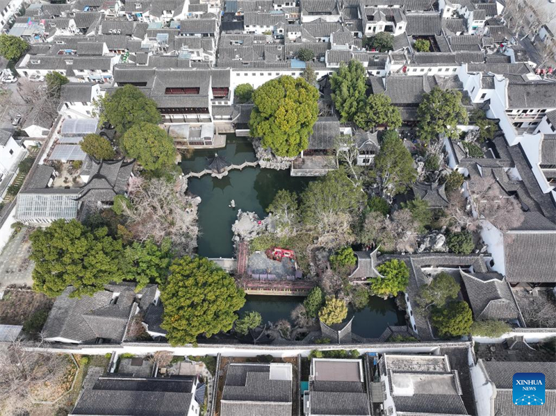 ?να? τουρ?στα? επισκ?πτεται τον Κ?πο του Ταπεινο? Διαχειριστ? στη Σουτζ?ου , επαρχ?α Τζιανγκσο? τη? ανατολικ?? Κ?να?, στι? 25 Φεβρουαρ?ου 2025. Φωτογραφ?α / Xinhua