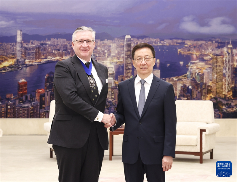 Ο Αντιπρ?εδρο? τη? Κ?να?, Χαν Τζενγκ, συναντ?θηκε την Τρ?τη στο Πεκ?νο με τον Λ?ρδο Δ?μαρχο του Λονδ?νου, ?λαστερ Κινγκ. Φωτογραφ?α / Xinhua