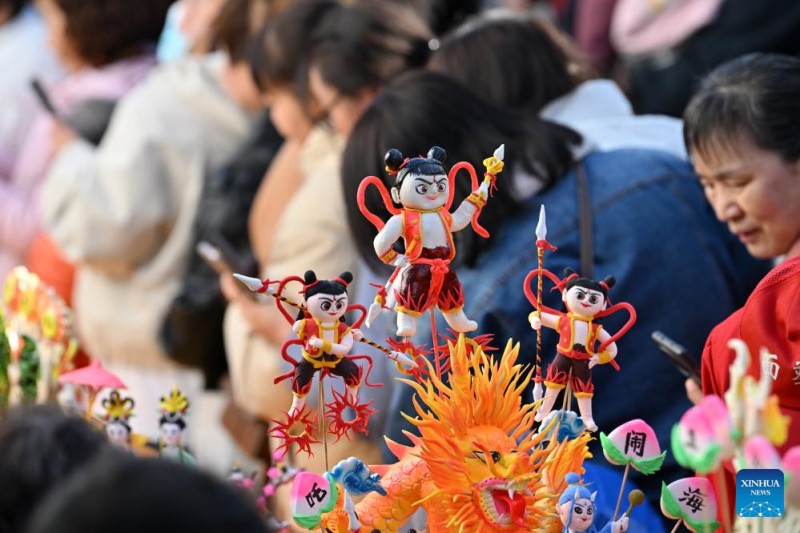 Επισκ?πτε? θαυμ?ζουν τι? φιγο?ρε? απ? ζυμ?ρι στην κομητε?α Λανσι?ν τη? επαρχ?α? Σανσ? στην Κ?να