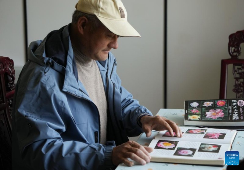 Ιστορ?α τη? Τζο?μα, τη? Κινεζικ?? π?λη? τη? καμ?λια? μ?σα απ? τα μ?τια εν?? παραγωγο?