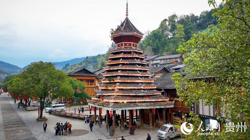 Το Χωρι? Ζαοσ?νγκ των Ντονγκ στο Λιπ?νγκ τη? Γκου?τζ?ου αποτελε? ?να ζωνταν? παν?ραμα τη? εθνοτικ?? του? παραδ?ση?