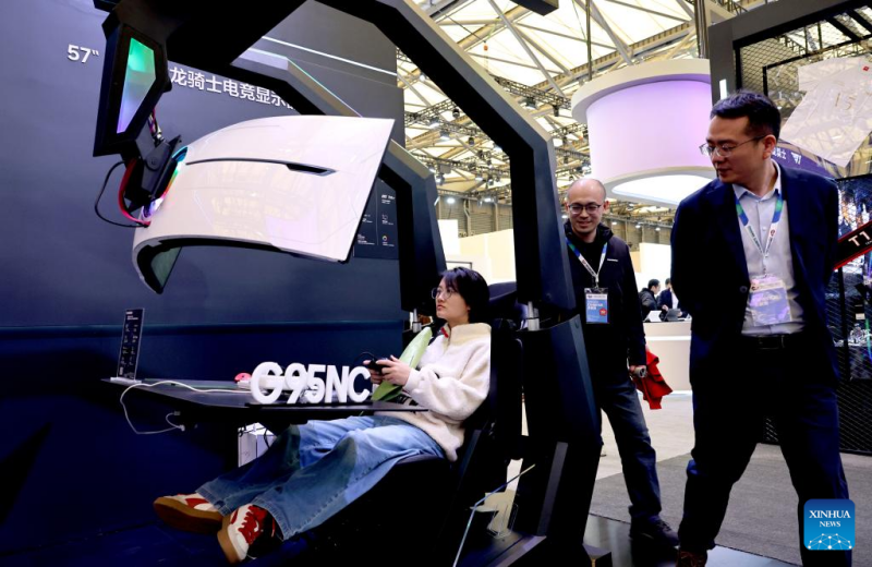 ?να? επισκ?πτη? δοκιμ?ζει ?να cockpit gaming εξοπλισμ?νο με κυρτ? οθ?νη κατ? τη δι?ρκεια τη? Παγκ?σμια? ?κθεση? Συσκευ?ν και Ηλεκτρονικ?ν 2025 (AWE2025) στη Σαγκ?η, στην ανατολικ? Κ?να, στι? 20 Μαρτ?ου 2025. 