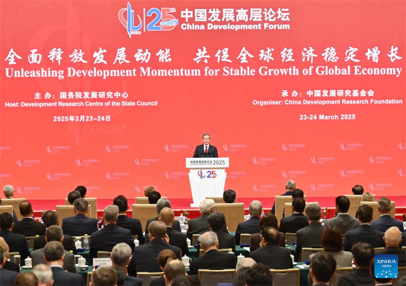 Ο Κιν?ζο? πρωθυπουργ?? Λι Τσιανγκ παρευθηκε στην τελετ? ?ναρξη? του China Development Forum 2025 ?που εκφ?νησε την κεντρικ? ομιλ?α στο Πεκ?νο, πρωτε?ουσα τη? Κ?να?, στι? 23 Μαρτ?ου 2025. (Φωτογραφ?α / Xinhua)