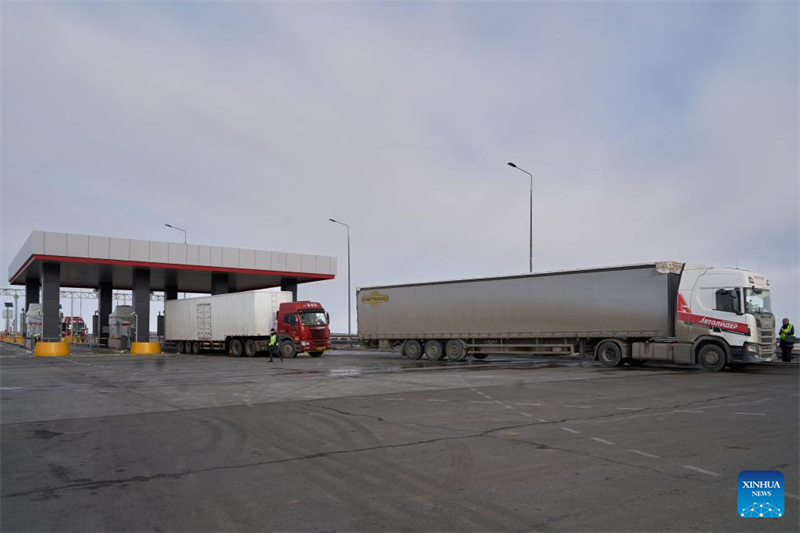 Φορτηγ? περιμ?νουν να περ?σουν απ? το συνοριακ? σημε?ο ελ?γχου στη γ?φυρα κατ? μ?κο? του αυτοκινητ?δρομου Χε?χ?-Μπλαγκοβ?σενσκ, στι? 21 Μαρτ?ου 2025. Φωτογραφ?α / Xinhua