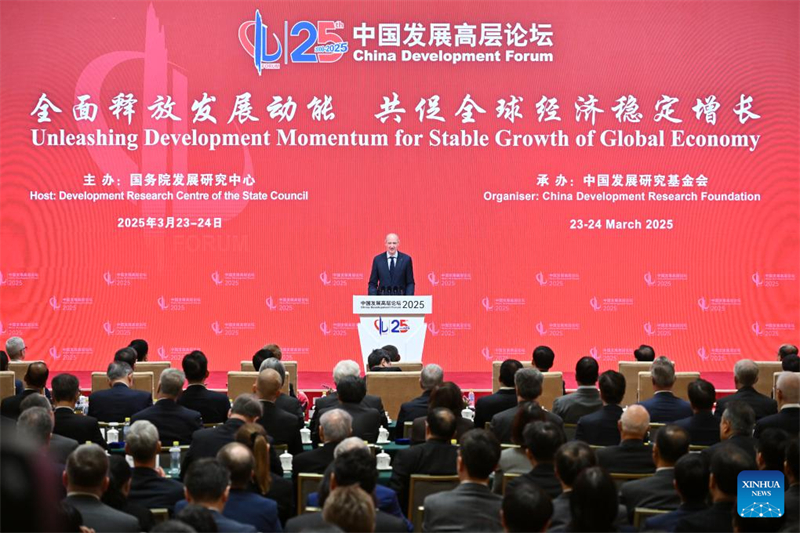 Ο αντιπρ?εδρο? του Φ?ρουμ Αν?πτυξη? τη? Κ?να? (CDF) 2025 και πρ?εδρο? και διευθ?νων σ?μβουλο? τη? Siemens AG, Roland Busch, μιλ?ει κατ? την τελετ? ?ναρξη? του CDF 2025 στο Πεκ?νο, πρωτε?ουσα τη? Κ?να?, στι? 23 Μαρτ?ου 2025. Φωτογραφ?α / Xinhua