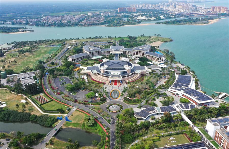 Μια ενα?ρια φωτογραφ?α που τραβ?χτηκε με drone στι? 21 Μαρτ?ου 2025 δε?χνει το Διεθν?? Συνεδριακ? Κ?ντρο του Boao Forum for Asia στην π?λη Boao, στην περιοχ? Qionghai, τη? ν?τια? Επαρχ?α? Hainan τη? Κ?να?. Φωτογραφ?α / Xinhua