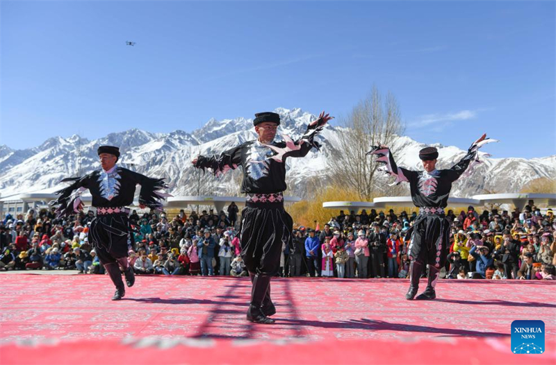 Οι εθνοτικ?? ομ?δε? των Τατζ?κων τη? Σιντζι?νγκ αξιοποιο?ν τι? παραδ?σει? του για την προ?θηση του τουρισμο?