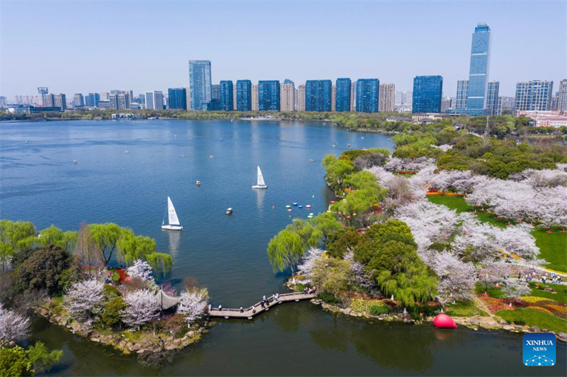 Φωτογραφ?α απ? drone, τραβηγμ?νη στι? 24 Μαρτ?ου 2025, δε?χνει το τοπ?ο σε ?να π?ρκο στην περιοχ? Keqiao τη? Shaoxing, στην επαρχ?α Τζετζι?νγκ τη? ανατολικ?? Κ?να?. (Φωτογραφ?α / Xinhua)