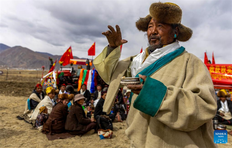 Ο Ν?μα, ω? μεγαλ?τερο? τη? κοιν?τητα?, τραγουδ? ευλογ?ε? για μια πλο?σια σοδει? σε μια τελετ? που σηματοδοτε? την ?ναρξη τη? ανοιξι?τικη? καλλιεργητικ?? περι?δου στην π?λη Κουσ?ρ, στην κομητε?α Λιν?τζε, στη νοτιοδυτικ? Αυτ?νομη Περιοχ? Σιτζ?νγκ τη? Κ?να?, στι? 16 Μαρτ?ου 2025. (Φωτογραφ?α / Xinhua)