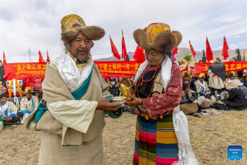 Ο Ν?μα, ω? μεγαλ?τερο? τη? κοιν?τητα?, τραγουδ? ευλογ?ε? για μια πλο?σια σοδει? σε μια τελετ? που σηματοδοτε? την ?ναρξη τη? ανοιξι?τικη? καλλιεργητικ?? περι?δου στην π?λη Κουσ?ρ, στην κομητε?α Λιν?τζε, στη νοτιοδυτικ? Αυτ?νομη Περιοχ? Σιτζ?νγκ τη? Κ?να?, στι? 16 Μαρτ?ου 2025. (Φωτογραφ?α / Xinhua)