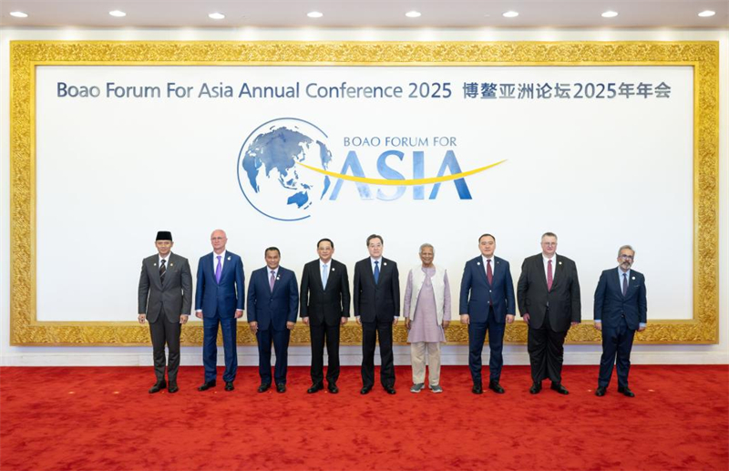 Ο Κιν?ζο? Αντιπρ?εδρο? τη? Κυβ?ρνηση?, Ντινγκ Σουεσι?νγκ,ο οπο?ο? ε?ναι επ?ση? μ?λο? τη? Μ?νιμη? Επιτροπ?? του Πολιτικο? Γραφε?ου τη? Κεντρικ?? Επιτροπ?? του Κομμουνιστικο? Κ?μματο? τη? Κ?να?, ποζ?ρει για ομαδικ? φωτογραφ?α με εκπροσ?που? που συμμετε?χαν στην τελετ? ?ναρξη? του Ετ?σιου Συνεδρ?ου του Φ?ρουμ Boao για την Ασ?α (BFA) 2025, πριν απ? την ?ναρξη τη? εκδ?λωση? στο Boao, στην επαρχ?α Χα?ν?ν τη? ν?τια? Κ?να?, στι? 27 Μαρτ?ου 2025. Ο Ντινγκ παρακολο?θησε την τελετ? ?ναρξη? και εκφ?νησε κεντρικ? ομιλ?α την Π?μπτη.