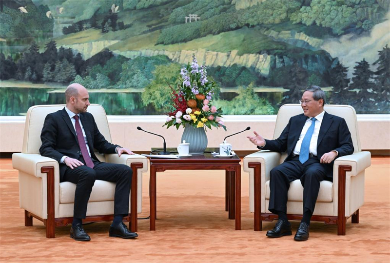 Ο Κιν?ζο? Πρωθυπουργ?? Λι Τσιανγκ συναντ?ται με τον Γ?λλο Υπουργ? Εξωτερικ?ν Ζαν-Νο?λ Μπαρ? στο Πεκ?νο, πρωτε?ουσα τη? Κ?να?, στι? 27 Μαρτ?ου 2025. (Φωτογραφ?α / Xinhua)