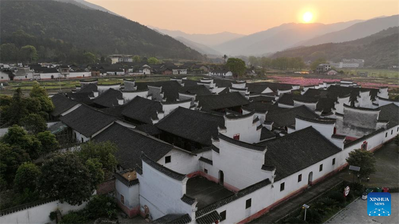 Μια φωτογραφ?α απ? drone που τραβ?χτηκε στι? 8 Νοεμβρ?ου 2024 δε?χνει μ?ρο? τη? Αυλ?? τη? Οικογ?νεια? Τσ?ου στην περιοχ? Λινγκλ?νγκ τη? π?λη? Γιονγκζο?, στην κεντρικ? Κ?να, στην επαρχ?α Χουν?ν. (Φωτογραφ?α / Xinhua)