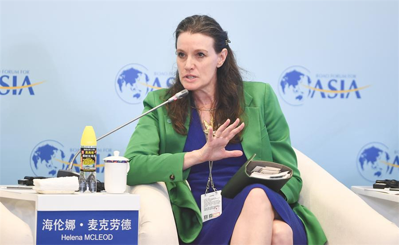 Η Ελ?να ΜακΛ?οντ, αναπληρ?τρια γενικ? διευθ?ντρια και επικεφαλ?? του Τμ?ματο? Σχεδιασμο? και Υλοπο?ηση? Πρ?σινη? Αν?πτυξη? του Παγκ?σμιου Ινστιτο?του Πρ?σινη? Αν?πτυξη?, μιλ? σε π?νελ με θ?μα ?Αντιμετ?πιση τη? Κλιματικ?? Αλλαγ??: Ζητ?ματα και Λ?σει?? κατ? τη δι?ρκεια του Ετ?σιου Συνεδρ?ου του Φ?ρουμ Μπο?ο για την Ασ?α (BFA) το 2025 στο Μπο?ο, στην επαρχ?α Χα?ν?ν τη? ν?τια? Κ?να?, στι? 26 Μαρτ?ου 2025. (Φωτογραφ?α / Xinhua)