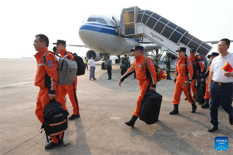 Η πρ?τη κινεζικ? ομ?δα δι?σωση? φτ?νει στο Διεθν?? Αεροδρ?μιο του Γιανγκ?ν, στη Μιανμ?ρ, στι? 29 Μαρτ?ου 2025. (Φωτογραφ?α / Xinhua)