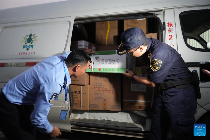 Μ?λη του προσωπικο? ελ?γχουν φ?ρμακα που πρ?κειται να σταλο?ν στη Μιανμ?ρ για την ανακο?φιση απ? τον σεισμ?, σε χερσα?ο λιμ?νι στο Ρου?λ?, στη νοτιοδυτικ? κινεζικ? επαρχ?α Γιουν?ν, στι? 29 Μαρτ?ου 2025. Φωτογραφ?α / Xinhua