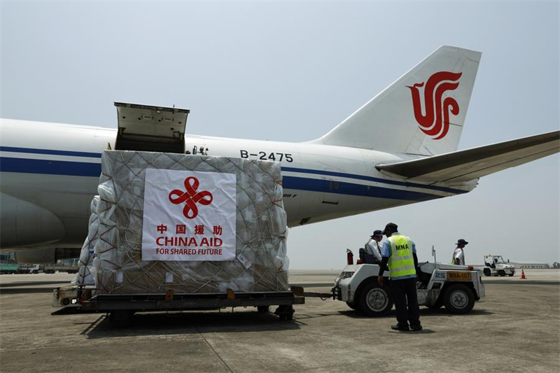 Μ?λη του προσωπικο? ετοιμ?ζονται να μεταφ?ρουν την πρ?τη παρτ?δα ανθρωπιστικ?? βο?θεια? που προσ?φερε η κινεζικ? κυβ?ρνηση στο Διεθν?? Αεροδρ?μιο τη? Γιανγκ?ν, στη Γιανγκ?ν, Μιανμ?ρ, στι? 31 Μαρτ?ου 2025. (Φωτογραφ?α / Xinhua)