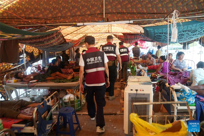 Ειδικο? απ? ομ?δα δι?σωση? και ιατρικ? ομ?δα τη? επαρχ?α? Γιουν?ν τη? Κ?να? εξετ?ζουν του? ασθενε?? σε πρ?χειρο νοσοκομε?ο στην Ν?ι Πι Τ?ου, Μιανμ?ρ, στι? 31 Μαρτ?ου 2025. (Φωτογραφ?α  / Xinhua)