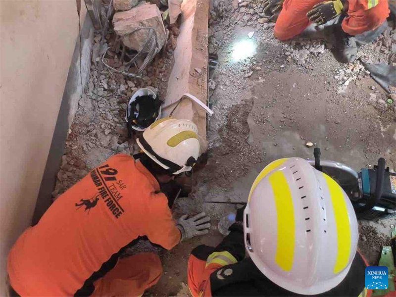 Αυτ? η φωτογραφ?α, που λ?φθηκε στι? 1 Απριλ?ου 2025, δε?χνει την επιχε?ρηση δι?σωση? μια? παγιδευμ?νη? γυνα?κα? στη Ν?ι Πι Τ?ου, Μιανμ?ρ. Μια 63χρονη γυνα?κα, η οπο?α ?ταν παγιδευμ?νη κ?τω απ? τα συντρ?μμια για 91 ?ρε? μετ? απ? ?ναν ισχυρ? σεισμ? στη Μιανμ?ρ, διασ?θηκε την Τρ?τη στη Ν?ι Πι Τ?ου, σ?μφωνα με την Υπηρεσ?α Πυροσβεστικ?? τη? Μιανμ?ρ (MFSD). (Φωτογραφ?α / Xinhua)