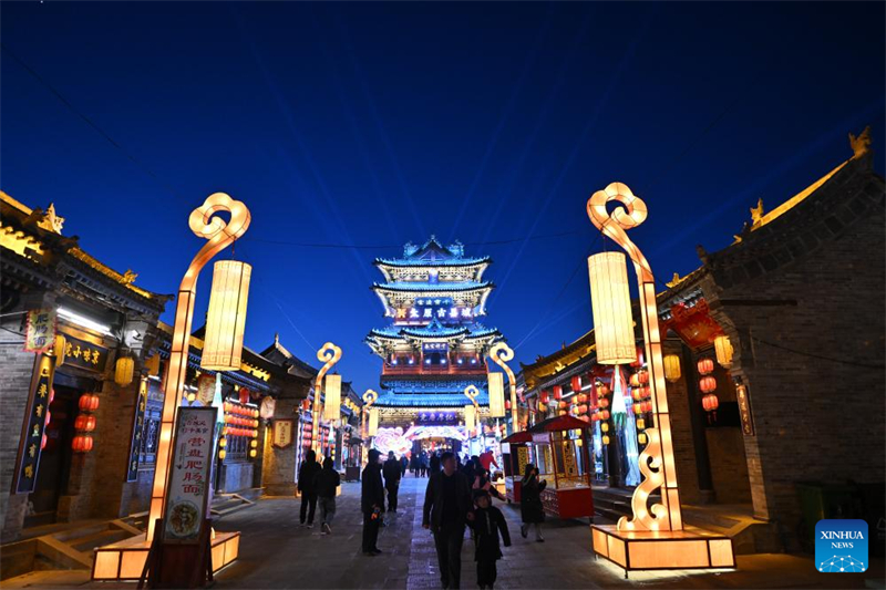 Τουρ?στε? επισκ?πτονται το γραφικ? σημε?ο τη? Αρχα?α? Κομητε?α? του Τα?γιου?ν, στην π?λη Τα?γιου?ν, στη β?ρεια επαρχ?α Σανσ? τη? Κ?να?, στι? 5 Φεβρουαρ?ου 2025. (Φωτογραφ?α / Xinhua)