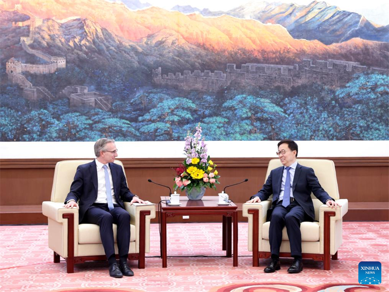 Ο Αντιπρ?εδρο? τη? Κ?να?, Χαν Ζενγκ, συναντ? τον Ρ?ι Γιακ?μπ?, Διευθ?νοντα Σ?μβουλο τη? Royal Philips, στο Πεκ?νο, πρωτε?ουσα τη? Κ?να?, 1 Απριλ?ου 2025. (Φωτογραφ?α / Xinhua)