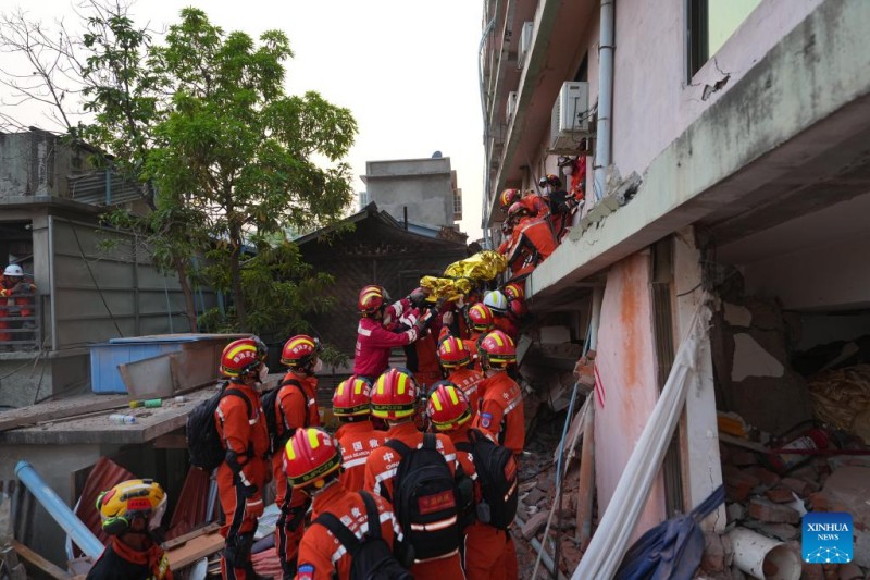 Μ?λη τη? κινεζικ?? ομ?δα? δι?σωση? απεγκλ?βισαν ?ναν ?ντρα επιζ?ντα στο Μανταλ?ι τη? Μιανμ?ρ, στι? 2 Απριλ?ου 2025. Η κινεζικ? ομ?δα δι?σωση? κατ?φερε να απεγκλωβ?σει ?ναν ?ντρα επιζ?ντα απ? ξενοδοχε?ο το απ?γευμα τη? Τετ?ρτη? στο Μανταλ?ι, Μιανμ?ρ. 