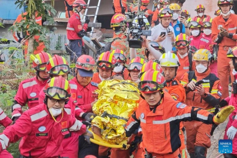 Ακ?μα μ?α δι?σωση απ? τα συντρ?μμια στη Μιανμ?ρ απ? του? Κιν?ζου? διασ?στε? στην π?λη Μανταλ?ι που επλ?γη απ? σεισμ?