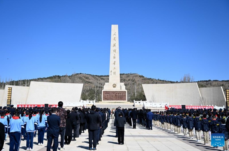 Μια ενα?ρια φωτογραφ?α απ? drone, τραβηγμ?νη στι? 2 Απριλ?ου 2025, δε?χνει μαθητ?? να αποτ?ουν φ?ρο τιμ?? στου? ?ρωε? μπροστ? σε ?να μνημε?ο στην π?λη Πινγκντινγκσ?ν, στην κεντρικ? επαρχ?α Χεν?ν τη? Κ?να?. 