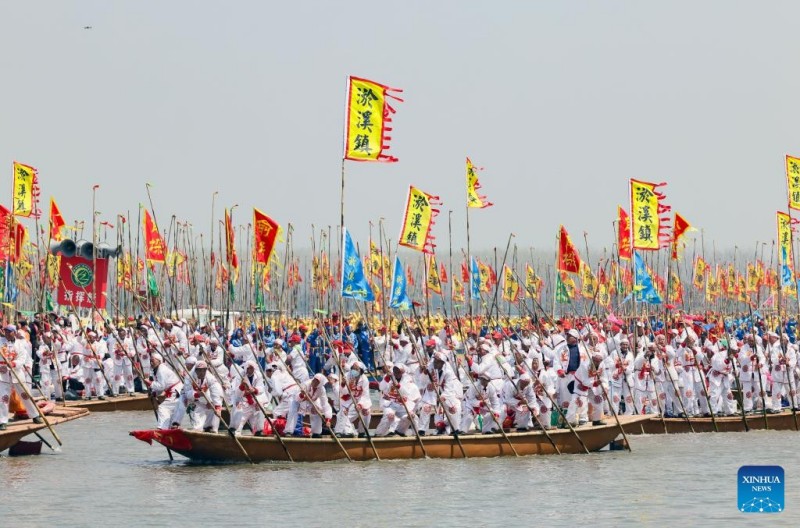 Εντυπωσιακ?? εικ?νε? απ? το Φεστιβ?λ Βαρκ?ν Qintong?τη? Τα?τζ?ου στην Ανατολικ? Κ?να