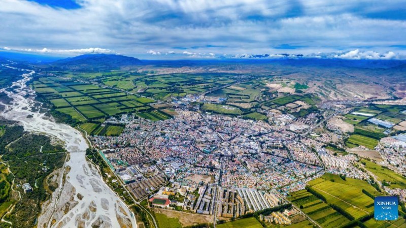 Αεροφωτογραφ?α που τραβ?χτηκε στι? 29 Αυγο?στου 2023 δε?χνει ?ποψη τη? Κομητε?α? Τεκ?? στην Αυτ?νομη Νομαρχ?α ?λι των Καζ?κων, στη βορειοδυτικ? Αυτ?νομη Περιοχ? των Ουιγο?ρων τη? Σιντζι?νγκ