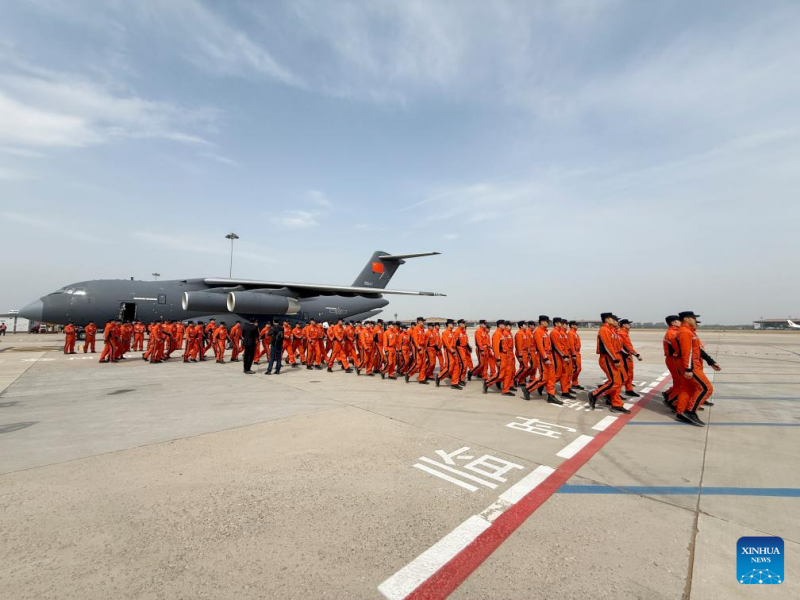 Τα μ?λη τη? Κινεζικ?? Ομ?δα? Αναζ?τηση? και Δι?σωση? κατ? την επιστροφ? του? στο Πεκ?νο, την πρωτε?ουσα τη? Κ?να?, στι? 9 Απριλ?ου 2025.