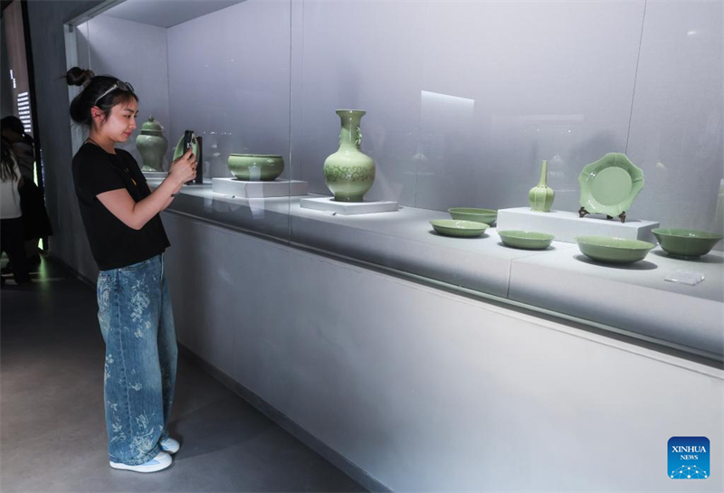 Μια τουρ?στρια φωτογραφ?ζει εκθ?ματα σε μια γκαλερ? τ?χνη? πορσελ?νη? Yue-Kiln στον δημ?σιο πολιτιστικ? χ?ρο Shijiashan τη? Κοιν?τητα? Shishan, στην π?λη Τσισ?, επαρχ?α Τσετσι?νγκ, 9 Απριλ?ου 2025. (Φωτογραφ?α / Xinhua)
