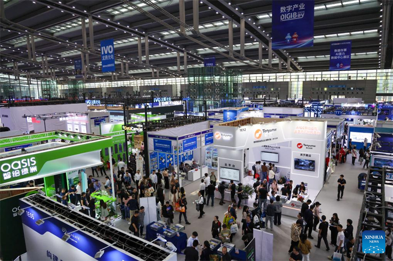 Επισκ?πτε? παρακολουθο?ν την 13η ?κθεση Πληροφορικ?? τη? Κ?να? (CITE 2025) στη Σεντζ?ν, στην επαρχ?α Γκουανγκντ?νγκ, στο ν?τιο τμ?μα τη? Κ?να?, στι? 9 Απριλ?ου 2025. (Φωτογραφ?α / Xinhua)