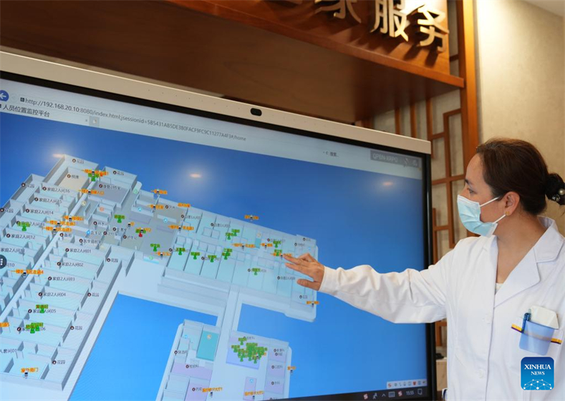 ?να μ?λο? του προσωπικο? εντοπ?ζει τι? ακριβε?? τοποθεσ?ε? ηλικιωμ?νων μ?σω πλατφ?ρμα? παρακολο?θηση? σε ο?κο ευγηρ?α? στην περιφ?ρεια Μπ?νγκου τη? π?λη? Γουσ?, στην ανατολικ? επαρχ?α Τζιανγκσο? τη? Κ?να?, 8 Απριλ?ου 2025. (Φωτογραφ?α / Xinhua)