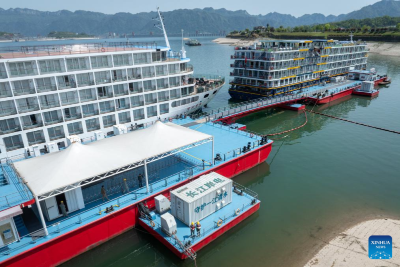 Φωτογραφ?α απ? drone, που τραβ?χτηκε στι? 10 Απριλ?ου 2025, δε?χνει τα μ?λη του προσωπικο? τη? Εταιρε?α? Παροχ?? Ηλεκτρικ?? Εν?ργεια? Yichang Power Supply Company να επιθεωρο?ν τι? εγκαταστ?σει? ηλεκτρικ?? εν?ργεια? απ? την ακτ? στο λιμ?νι Ζιγκου? στην π?λη ?τσανγκ, στην κεντρικ? επαρχ?α Χουμπ?ι τη? Κ?να?. 