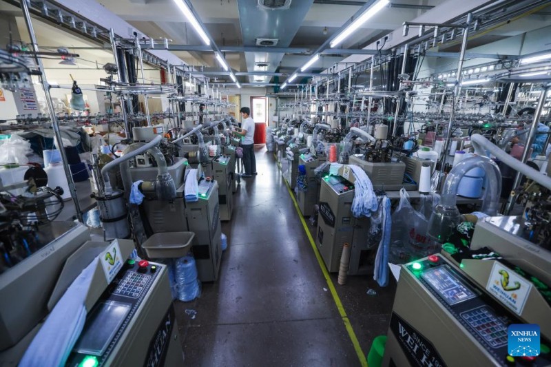 ?να? εργαζ?μενο? εργ?ζεται εντατικ? στο εργαστ?ριο τη? Baoge, μια? επιχε?ρηση? παραγωγ?? καλτσ?ν, στην π?λη Ζουτζ? τη? επαρχ?α? Τζετζι?νγκ στην ανατολικ? Κ?να, στι? 10 Απριλ?ου 2025. 