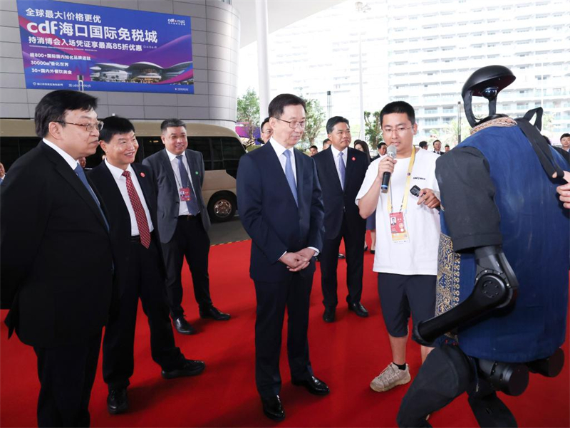 Ο Αντιπρ?εδρο? τη? Κ?να?, Χαν Ζενγκ, αλληλεπιδρ? με τον εκπρ?σωπο μια? εταιρε?α? ρομπ?τ πριν απ? την εκδ?λωση ?ναρξη? τη? 5η? Διεθνο?? ?κθεση? Καταναλωτικ?ν Προ??ντων τη? Κ?να? και τη? σειρ?? "Αγορ?? στην Κ?να" στο Χα?κ?ου, την πρωτε?ουσα τη? επαρχ?α? Χα?ν?ν στη ν?τια Κ?να, στι? 13 Απριλ?ου 2025. (Φωτογραφ?α / Xinhua)