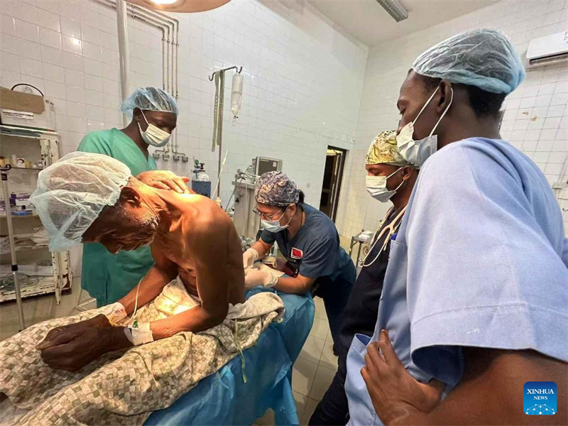 Κινεζικ? ιατρικ? ομ?δα πραγματοποιε? κλινικ? εξωτερικ?ν ιατρε?ων στη Γκ?μπια