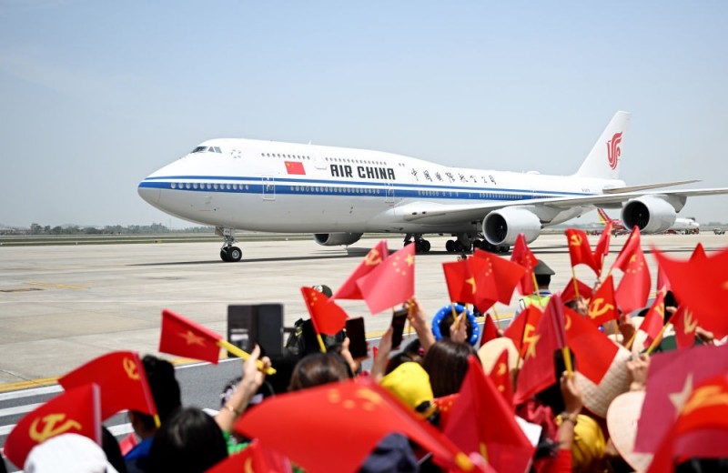 Ο Σι Τζινπ?νγκ φτ?νει στο Αν?ι του Βιετν?μ για κρατικ? επ?σκεψη