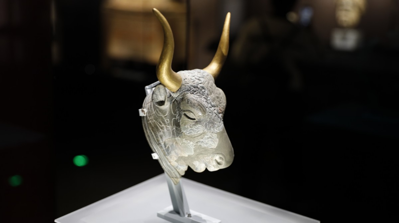 ?κθεμα απ? την ?κθεση πολιτιστικ?ν κειμηλ?ων απ? την Ελλ?δα. (Φωτογραφ?α/People's Daily Online)