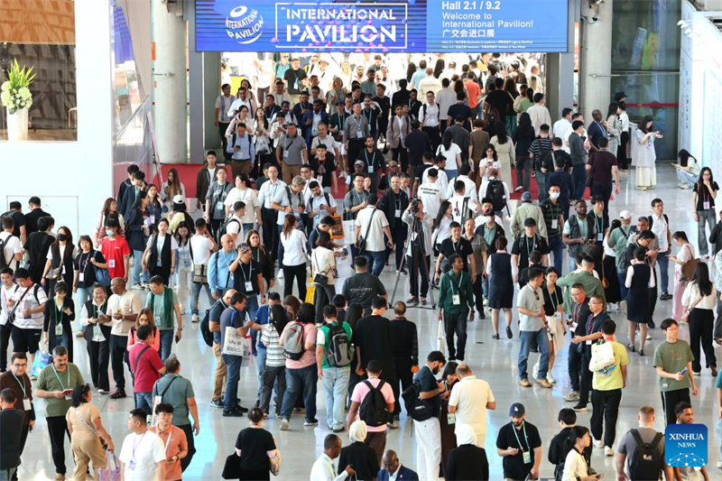Επισκ?πτε? περιηγο?νται στην 137η ?κθεση Εισαγωγ?ν και Εξαγωγ?ν τη? Κ?να? στην Γκουανγκτζ?ου, επαρχ?α Γκουανγκντ?νγκ τη? ν?τια? Κ?να?, στι? 15 Απριλ?ου 2025. (Φωτογραφ?α / Xinhua)