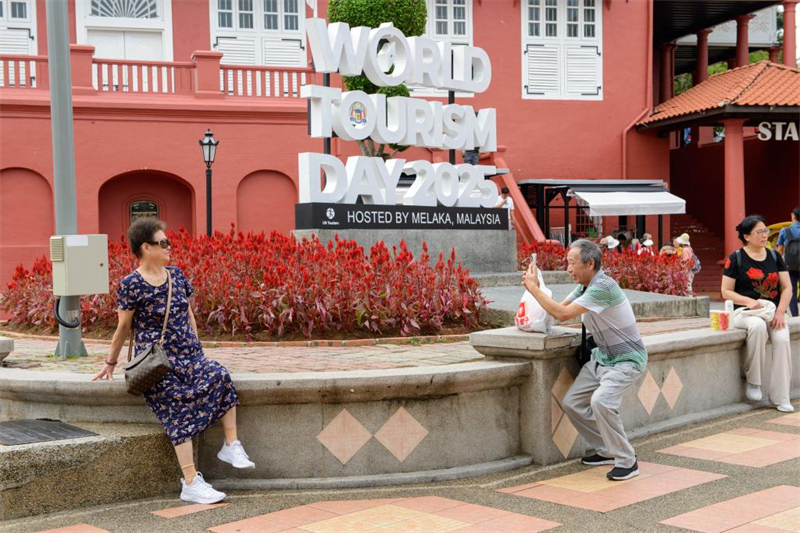 Κιν?ζοι τουρ?στε? βγ?ζουν φωτογραφ?ε? σε ?να γραφικ? σημε?ο στη Μαλαισ?α. Η πολιτικ? απαλλαγ?? απ? την υποχρ?ωση θε?ρηση? ?χει καταστ?σει ευκολ?τερα τα ταξ?δια στο εξωτερικ? για του? Κιν?ζου? τουρ?στε?. (Φωτογραφ?α / Xinhua)