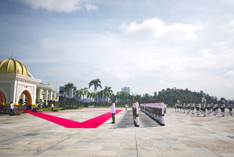 Ο Σι Τζινπ?νγκ παρευρ?σκεται στην τελετ? υποδοχ?? που διοργ?νωσε ο βασιλι?? τη? Μαλαισ?α?