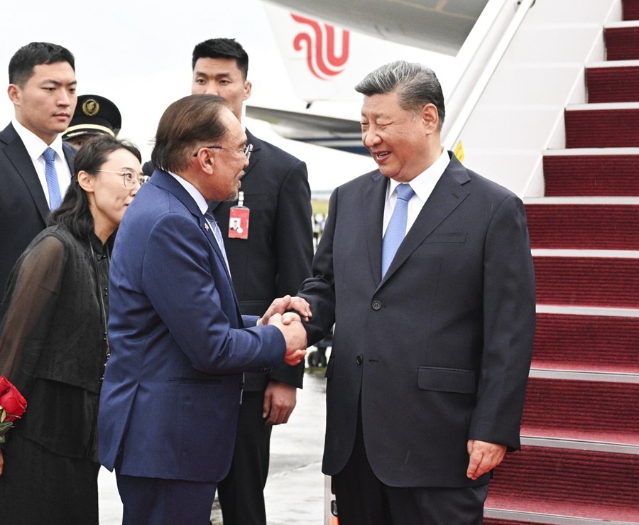 Ο Σι ?φτασε στην Κου?λα Λουμπο?ρ για κρατικ? επ?σκεψη στη Μαλαισ?α