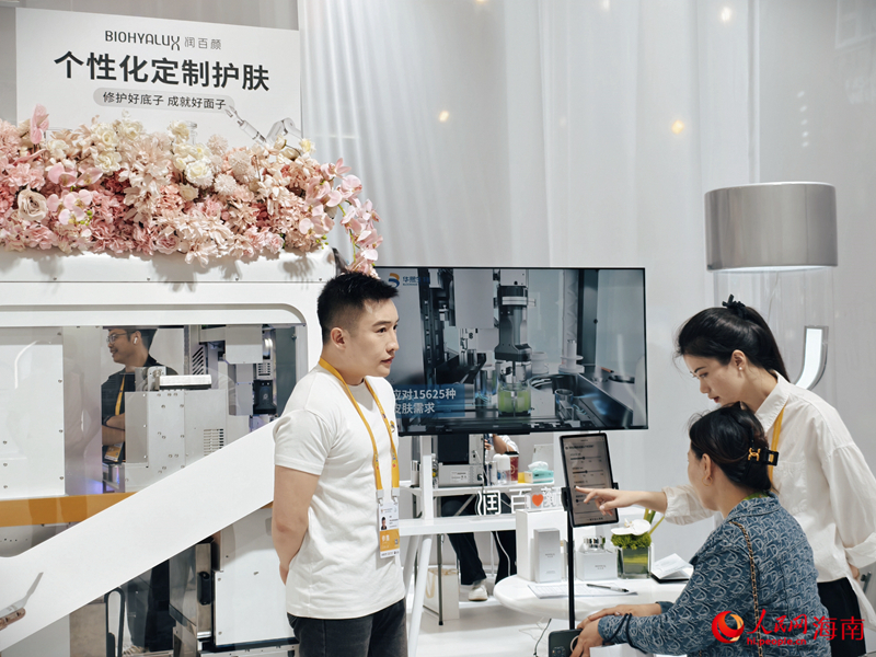 ?να? επισκ?πτη? δοκιμ?ζει ?να εξατομικευμ?νο προ??ν περιπο?ηση? δ?ρματο? στην εν εξελ?ξει 5η Διεθν? ?κθεση Καταναλωτικ?ν Προ??ντων τη? Κ?να? στο Χα?κο?, στην επαρχ?α Χα?ν?ν τη? ν?τια? Κ?να?. (Φωτογραφ?α / Λα?κ? Καθημεριν? Online)