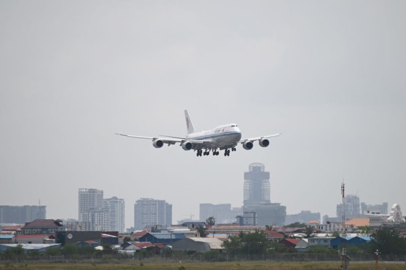 Ο Σι Τζινπ?νγκ φτ?νει στην Πνομ Πενχ για κρατικ? επ?σκεψη στην Καμπ?τζη
