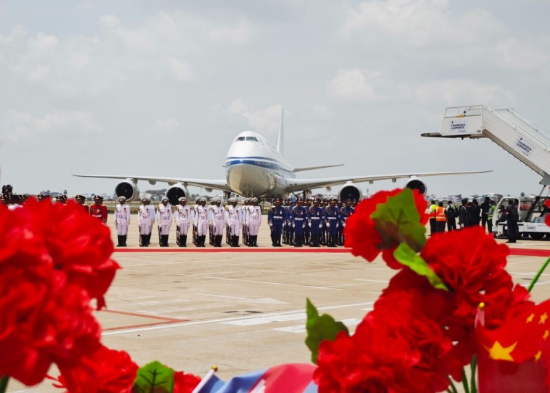 Ο Σι Τζινπ?νγκ φτ?νει στην Πνομ Πενχ για κρατικ? επ?σκεψη στην Καμπ?τζη