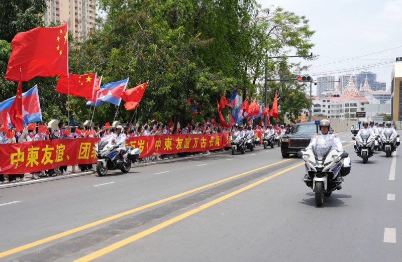 Ο Σι Τζινπ?νγκ φτ?νει στην Πνομ Πενχ για κρατικ? επ?σκεψη στην Καμπ?τζη